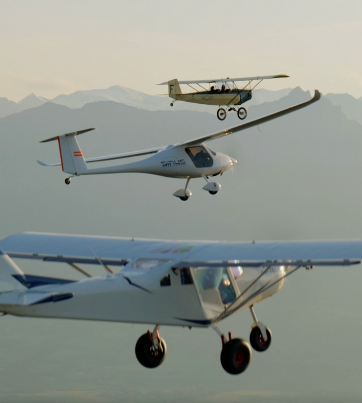 simultaneous flight of 3 planes in the high alps