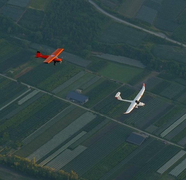 simultaneous flight of aircraft and glider