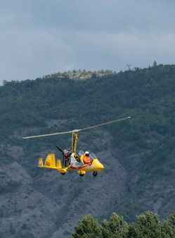 First flight in a yellow gyrocopter in Avignon