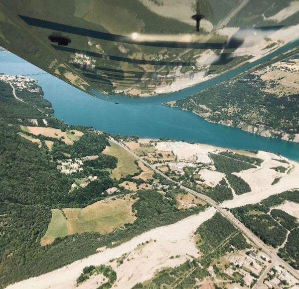 glider and lake of serre poncon