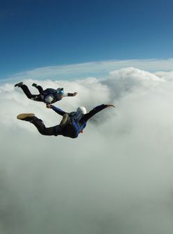 traversée nuages saut en parachute en solo