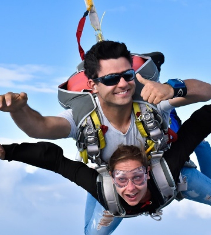 Skydiving with two people in Tallard