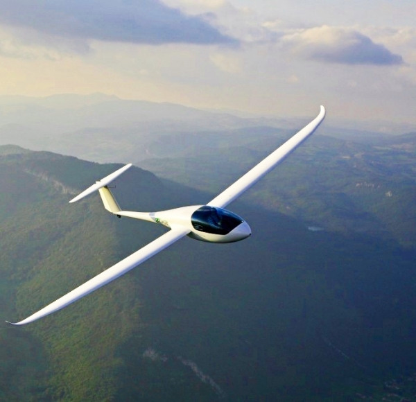 glider training flight over the mountains