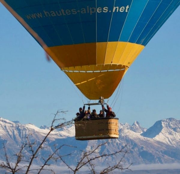 Vol famille montgolfière au dessus des montagnes