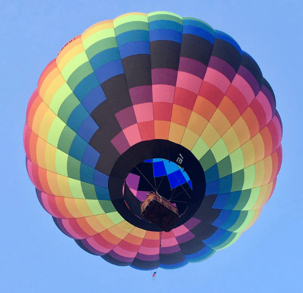 montgolfière multicolore dans le ciel de Tallard