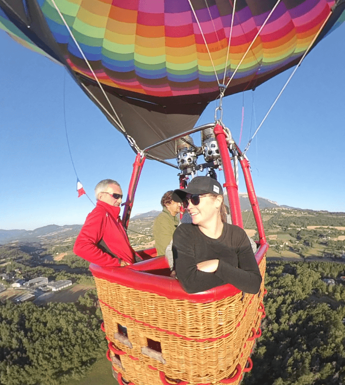passagers heureux dans une montgolfière