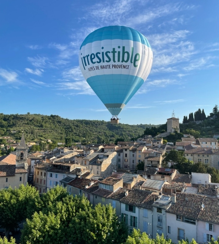 vol en Montgolfière Provence vol au dessus d'un village typique de provence