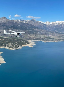 glider flight on the lake of serre poncon