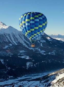 montgolfière en montagne dans les alpes