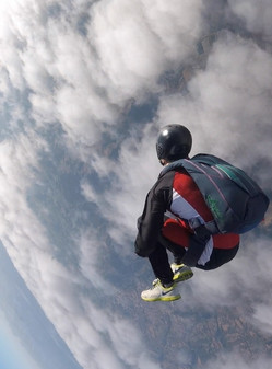 Stage parachutisme sortie avion nuages