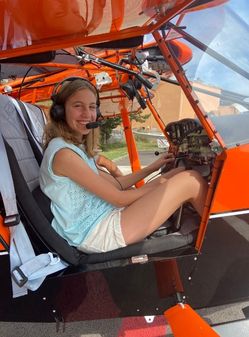Jeune fille sourire pilotage avion