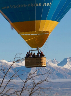 Nacelle de la montgolfière au dessus des montagnes enneigées aérodrome de gap-tallard